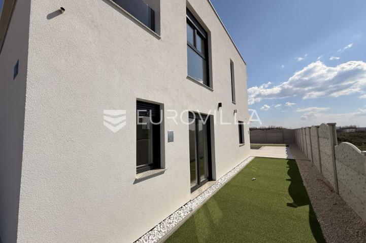 Zadar, Privlaka, Ekskluzivna višetažna vila u Privlaci s bazenom
