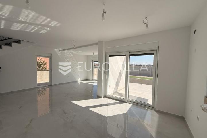 Zadar, Privlaka, Ekskluzivna višetažna vila u Privlaci s bazenom