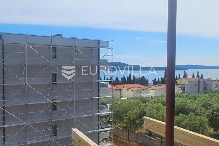 Trogir, Seget Donji stan 71,65 m² na 1. katu novogradnje s garažom i liftom
