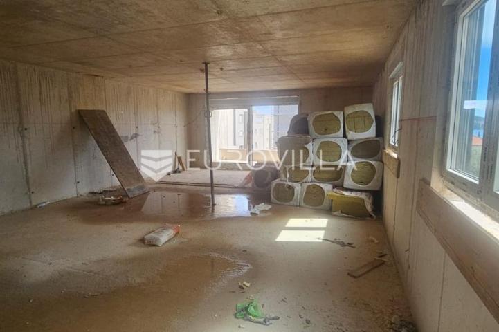 Trogir, Seget Donji stan 71,65 m² na 1. katu novogradnje s garažom i liftom