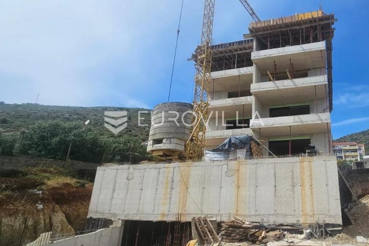 Trogir, Seget Donji stan 71,65 m² na 1. katu novogradnje s garažom i liftom
