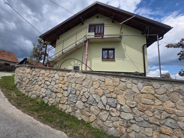 Kuća u prirodi s prekrasnim pogledom na Ravnu goru i velikom okućnicom