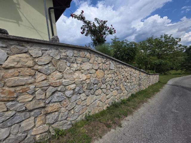 Kuća u prirodi s prekrasnim pogledom na Ravnu goru i velikom okućnicom