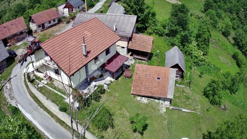 Kuća u prirodi s prekrasnim pogledom na Ravnu goru i velikom okućnicom