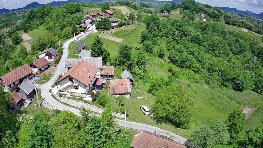 Kuća u prirodi s prekrasnim pogledom na Ravnu goru i velikom okućnicom