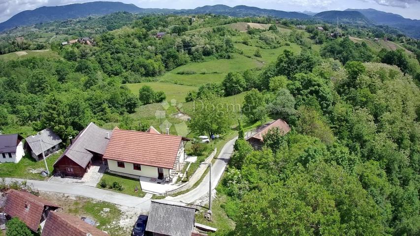 Kuća u prirodi s prekrasnim pogledom na Ravnu goru i velikom okućnicom