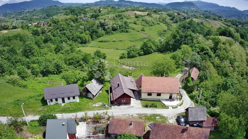 Kuća u prirodi s prekrasnim pogledom na Ravnu goru i velikom okućnicom