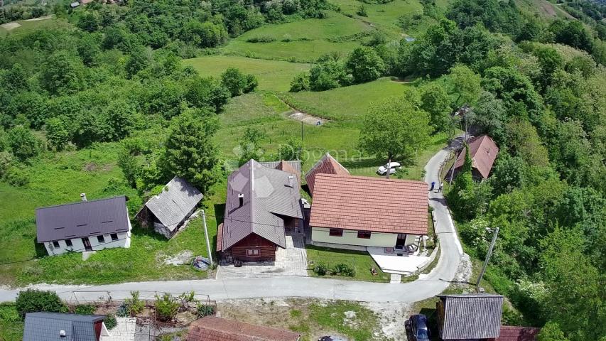 Kuća u prirodi s prekrasnim pogledom na Ravnu goru i velikom okućnicom