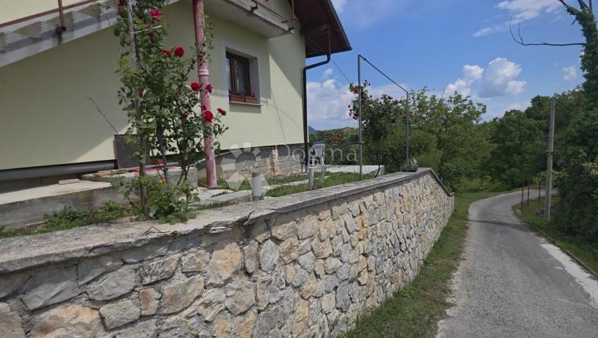 Kuća u prirodi s prekrasnim pogledom na Ravnu goru i velikom okućnicom