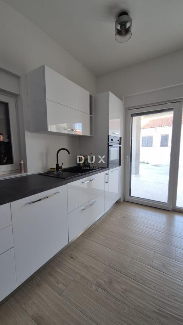 ZADAR, VINJERAC - PRILIKA! Premium apartman s vrtom