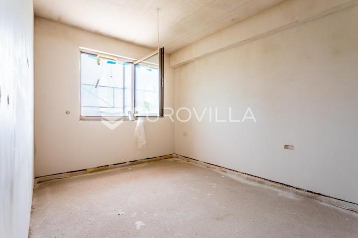 Vodice, moderna novogradnja, trosoban stan s pogledom na more, 300 m od mora, 1K3