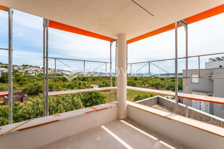 Vodice, moderna novogradnja, trosoban stan s pogledom na more, 300 m od mora, 1K3