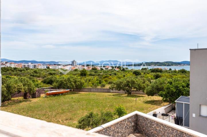 Vodice, moderna novogradnja, trosoban stan s pogledom na more, 300 m od mora, 1K3