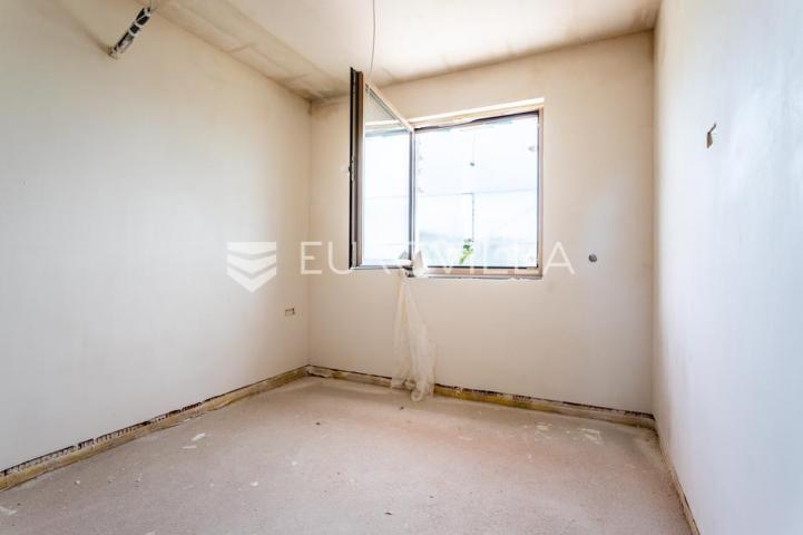 Vodice, moderna novogradnja, trosoban stan s pogledom na more, 300 m od mora, 1K3