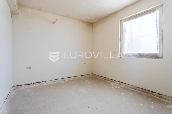 Vodice, moderna novogradnja, stan s pogledom na more, 300 m od mora, 1K2