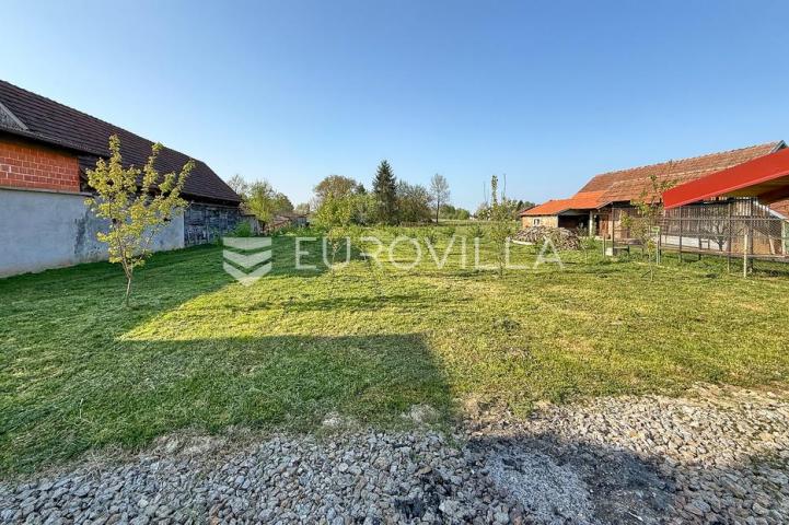 Križ, Konšćani, vikendica površine 65 m², na zemljištu od 2.357 m²