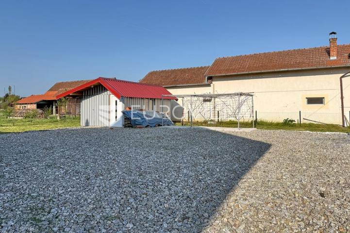 Križ, Konšćani, vikendica površine 65 m², na zemljištu od 2.357 m²