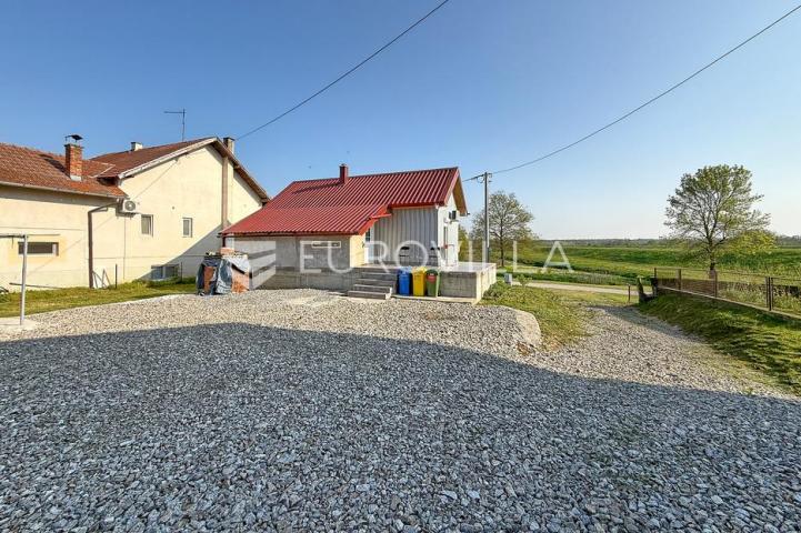 Križ, Konšćani, vikendica površine 65 m², na zemljištu od 2.357 m²