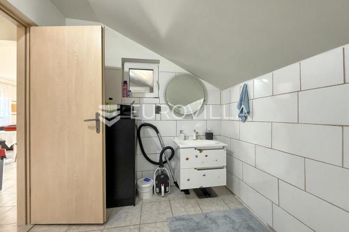 Križ, Konšćani, vikendica površine 65 m², na zemljištu od 2.357 m²