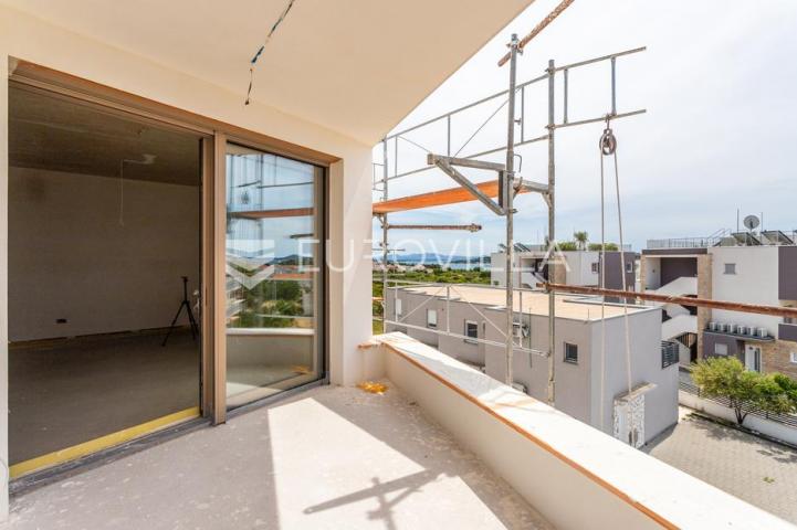 Vodice, moderna novogradnja, stan s pogledom na more, 300 m od mora, 2K2