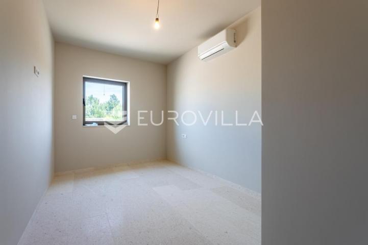 Vodice, NOVOGRADNJA, moderan dvosoban stan s pogledom na more, 450 m od mora, S4