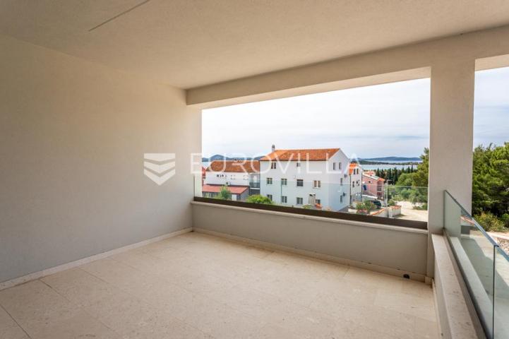 Vodice, NOVOGRADNJA, moderan dvosoban stan s pogledom na more, 450 m od mora, S4