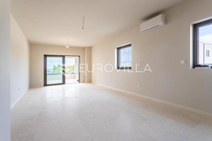 Vodice, NOVOGRADNJA, moderan dvosoban stan s pogledom na more, 450 m od mora, S4
