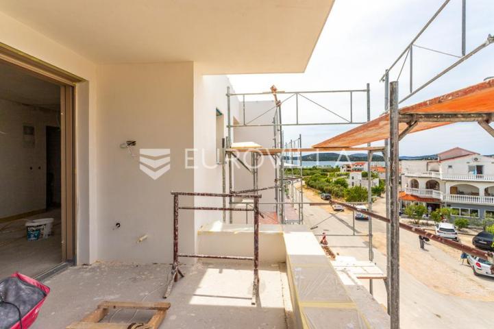 Vodice, moderna novogradnja, stan s pogledom na more, 300 m od mora, 2K1