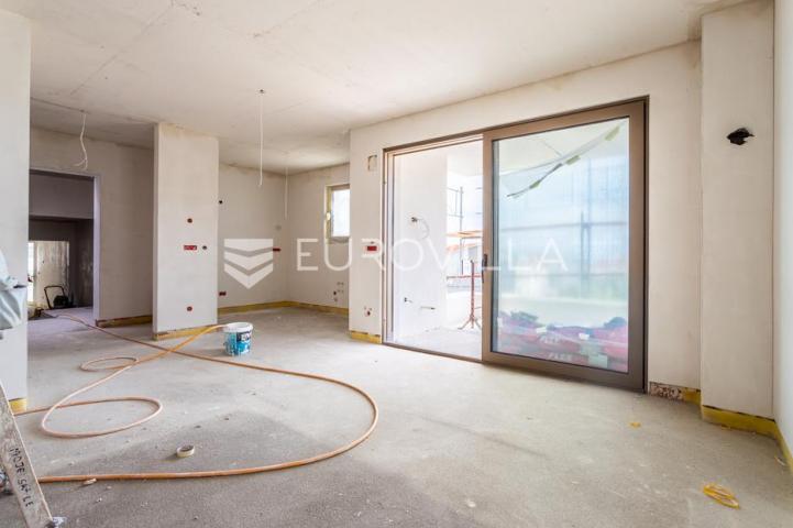 Vodice, moderna novogradnja, stan s pogledom na more, 300 m od mora, 2K1