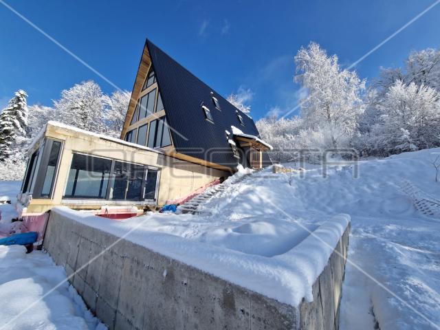 Ekskluzivna planinska vila s bazenom i nesmetanim pogledom (Delnice)