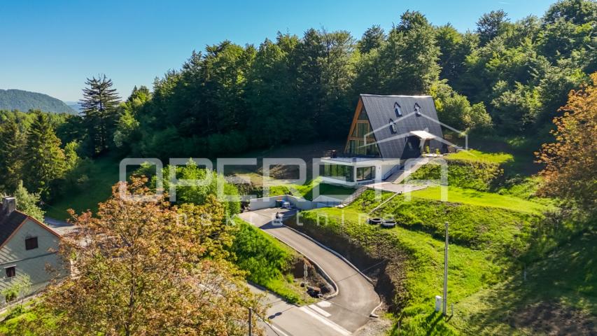 Ekskluzivna planinska vila s bazenom i nesmetanim pogledom (Delnice)
