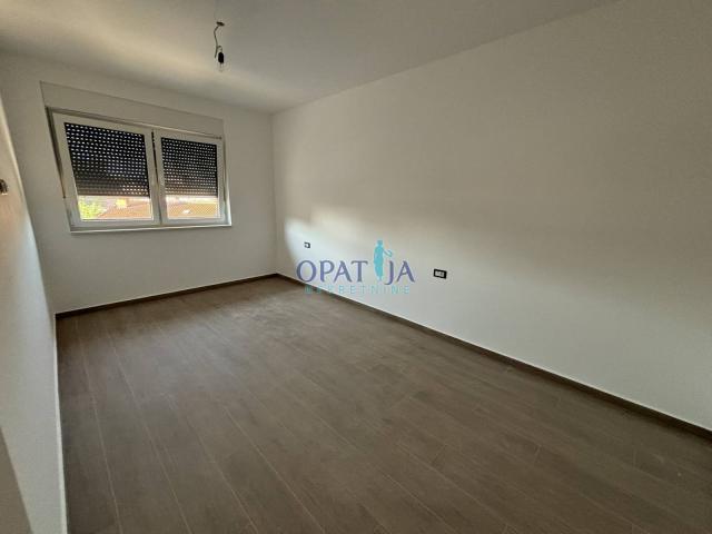 Kastav - kuća u nizu s garažom, terasom i vrtom