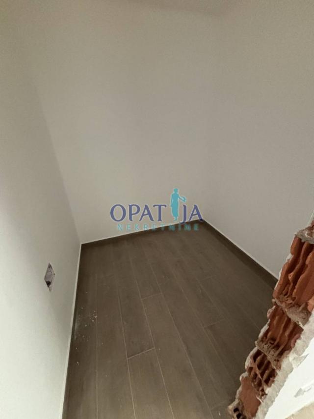 Kastav - kuća u nizu s garažom, terasom i vrtom