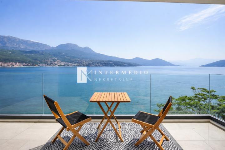 Dvosoban stan u luksuznoj vili u neposrednoj blizini mora – Njivice, Herceg Novi