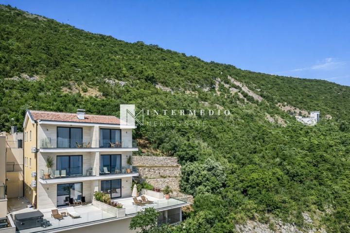 Dvosoban stan u luksuznoj vili u neposrednoj blizini mora – Njivice, Herceg Novi