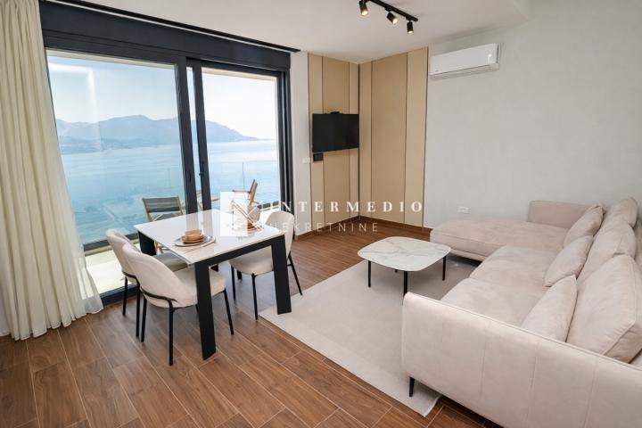 Dvosoban stan u luksuznoj vili u neposrednoj blizini mora – Njivice, Herceg Novi