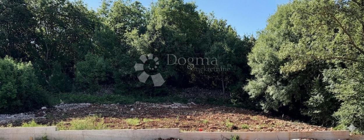 Pavićini - Građevinsko zemljište 687m2