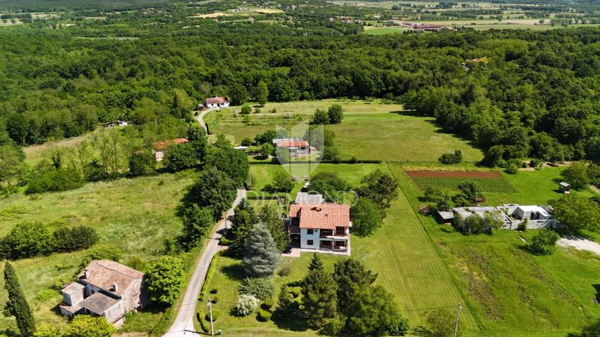 Labin, okolica, Obiteljska kuća s velikom okućnicom