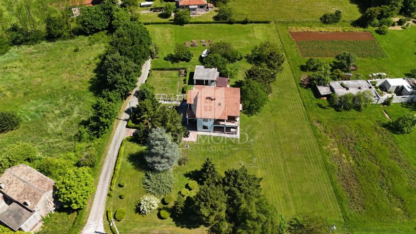 Labin, okolica, Obiteljska kuća s velikom okućnicom
