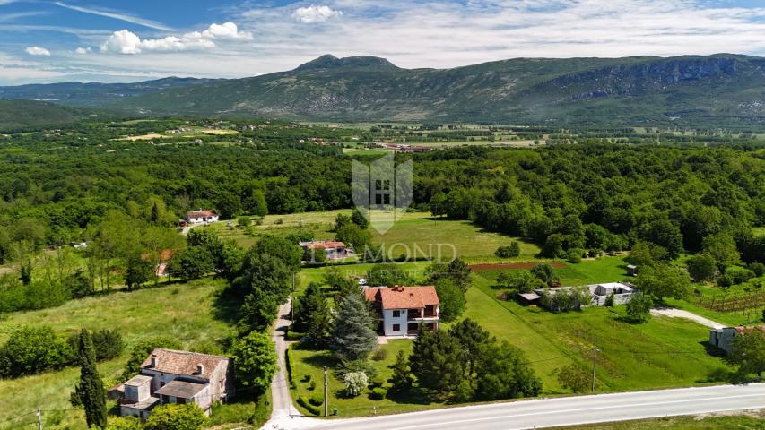 Labin, okolica, Obiteljska kuća s velikom okućnicom