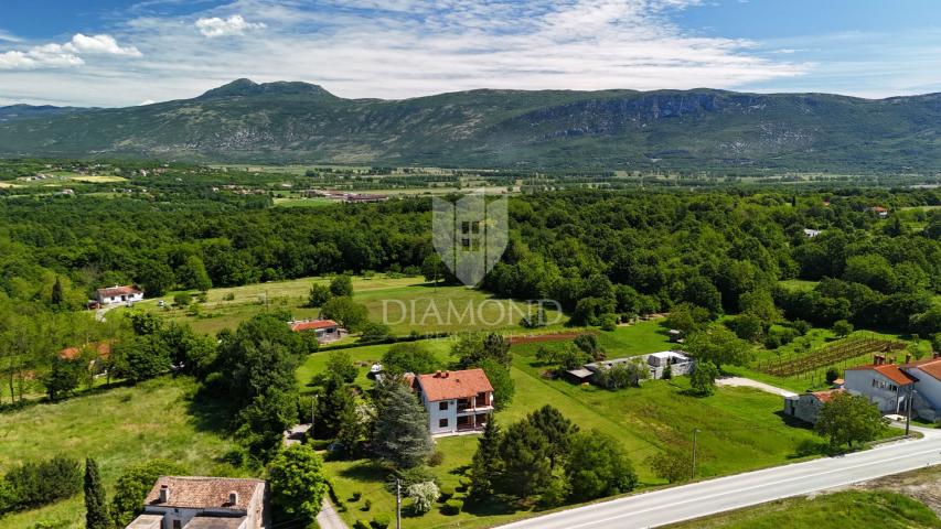 Labin, okolica, Obiteljska kuća s velikom okućnicom
