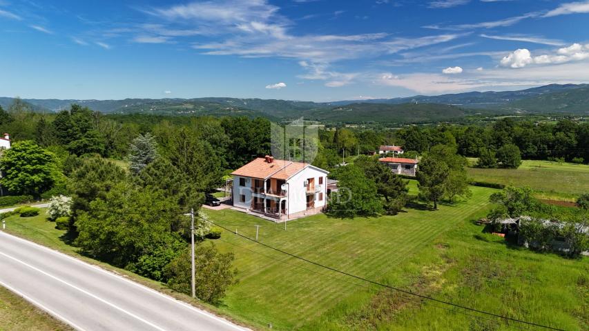 Labin, okolica, Obiteljska kuća s velikom okućnicom