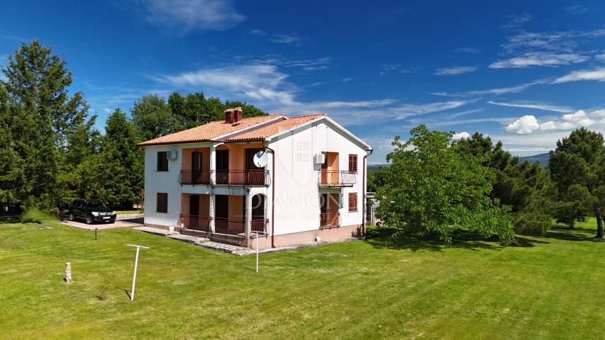 Labin, okolica, Obiteljska kuća s velikom okućnicom