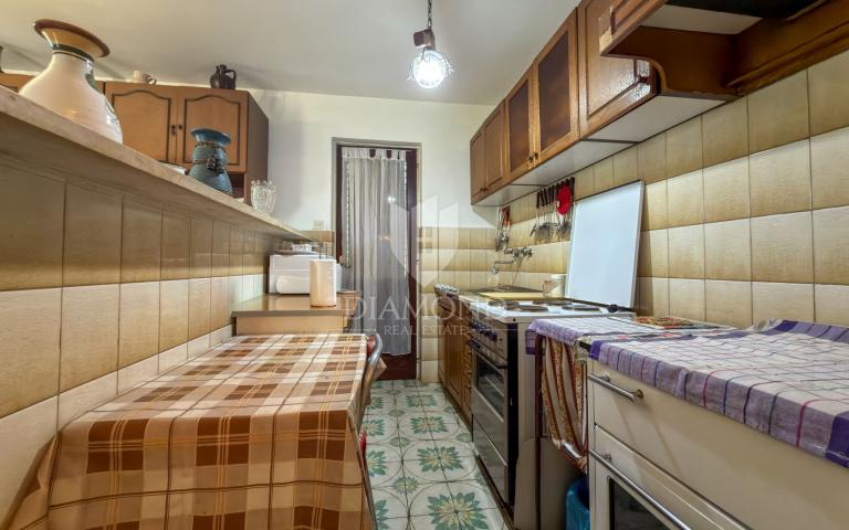 Labin, okolica, Obiteljska kuća s velikom okućnicom