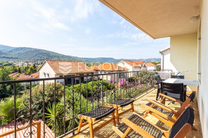 Hvar, Stari Grad, prostrani četvorosoban stan s terasom