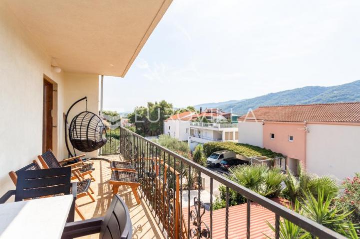 Hvar, Stari Grad, prostrani četvorosoban stan s terasom