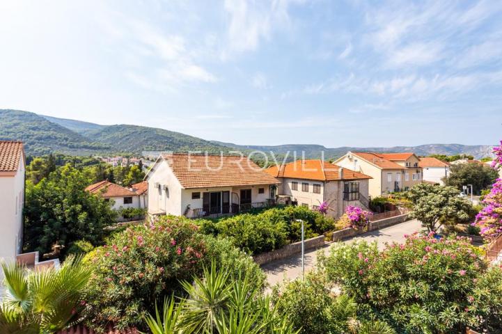 Hvar, Stari Grad, prostrani četvorosoban stan s terasom