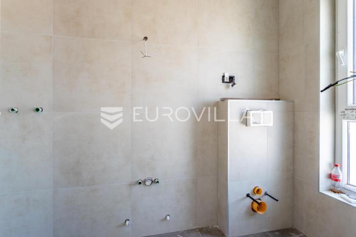 Vodice, moderna kuća u nizu s bazenom i privatnim vrtom, C1