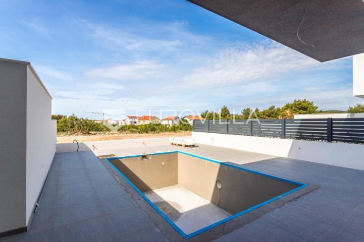 Vodice, moderna kuća u nizu s bazenom i privatnim vrtom, C1