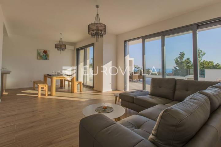Makarska, moderna vila s bazenom